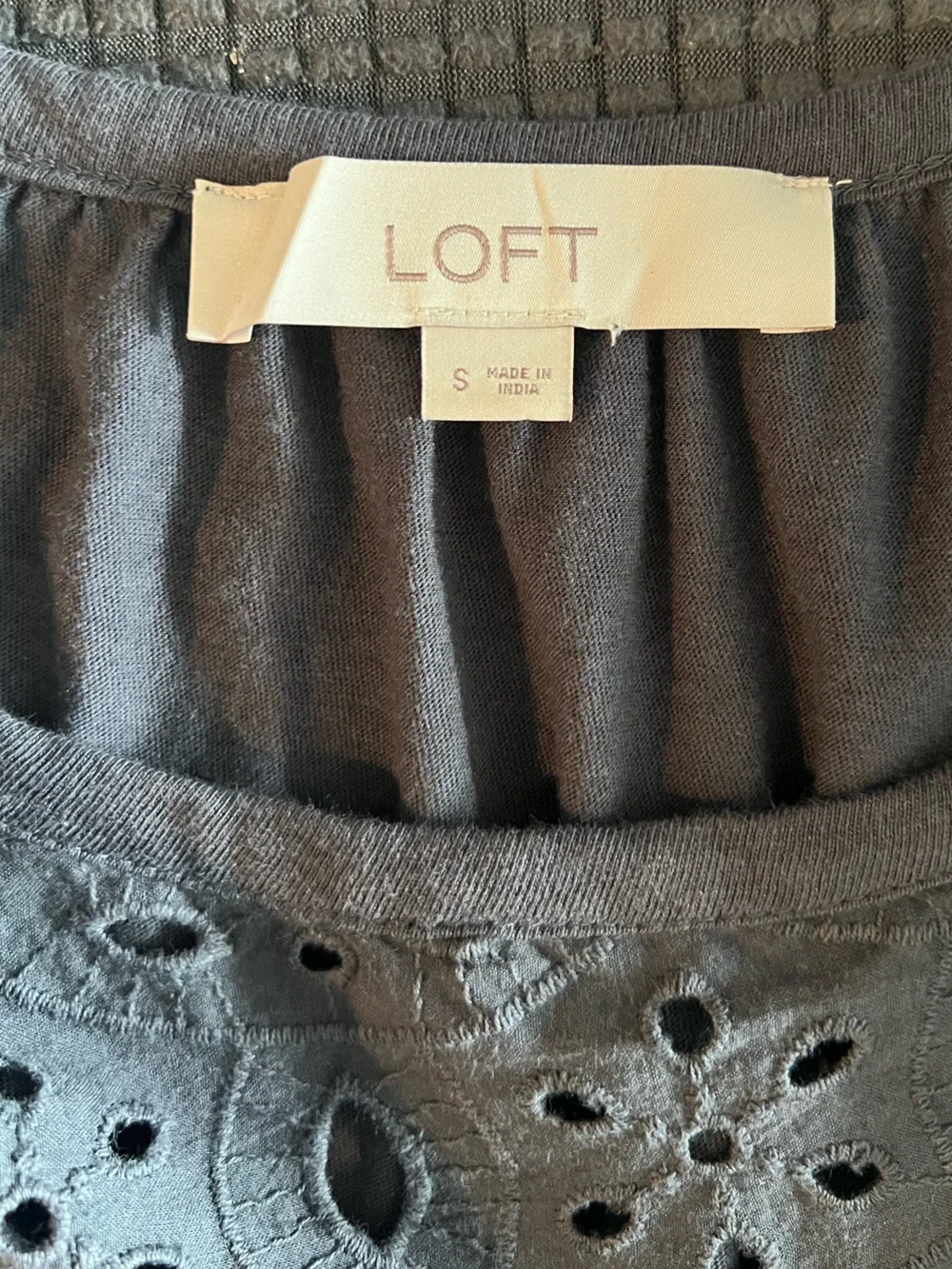 LOFT Women’s Grey Eyelet Yoke Puff Sleeve Tee Size Small